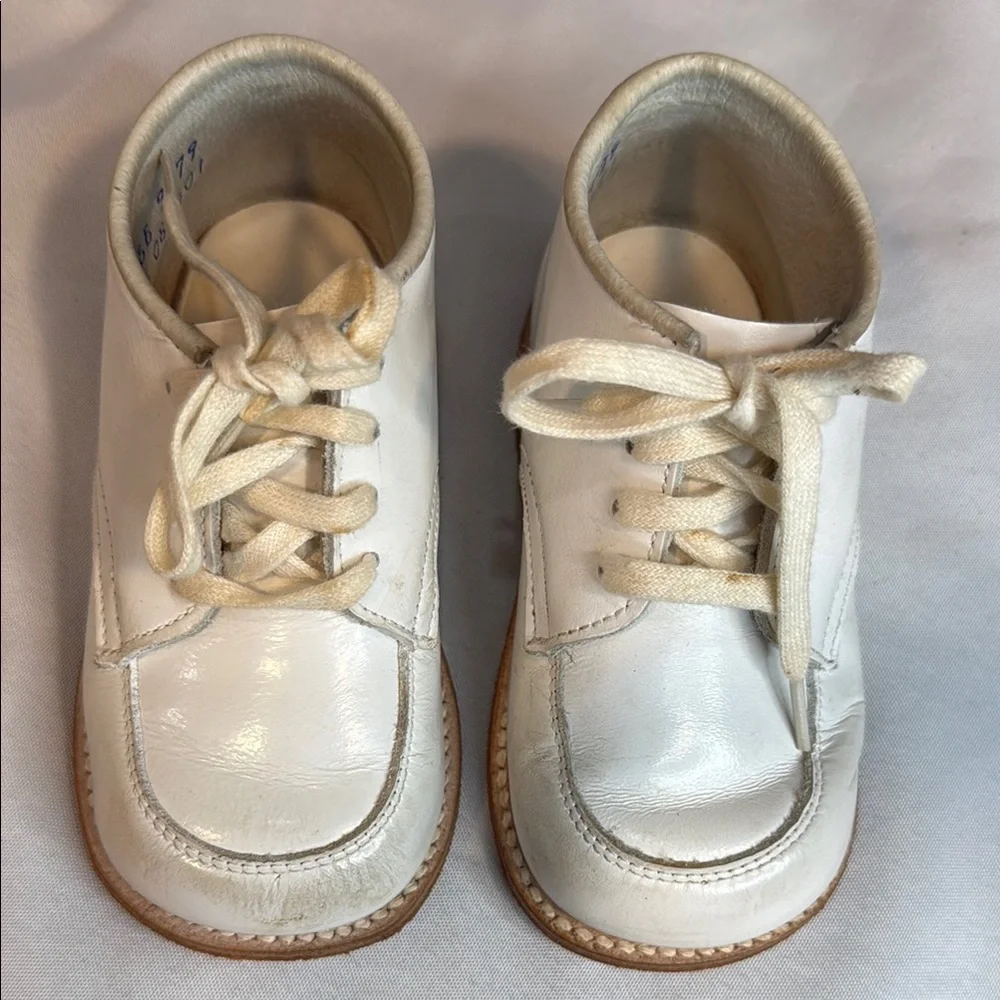 Vintage Stride Rite Baby Hard Bottom White Walking Shoes Baby Size 5 1/2 EE